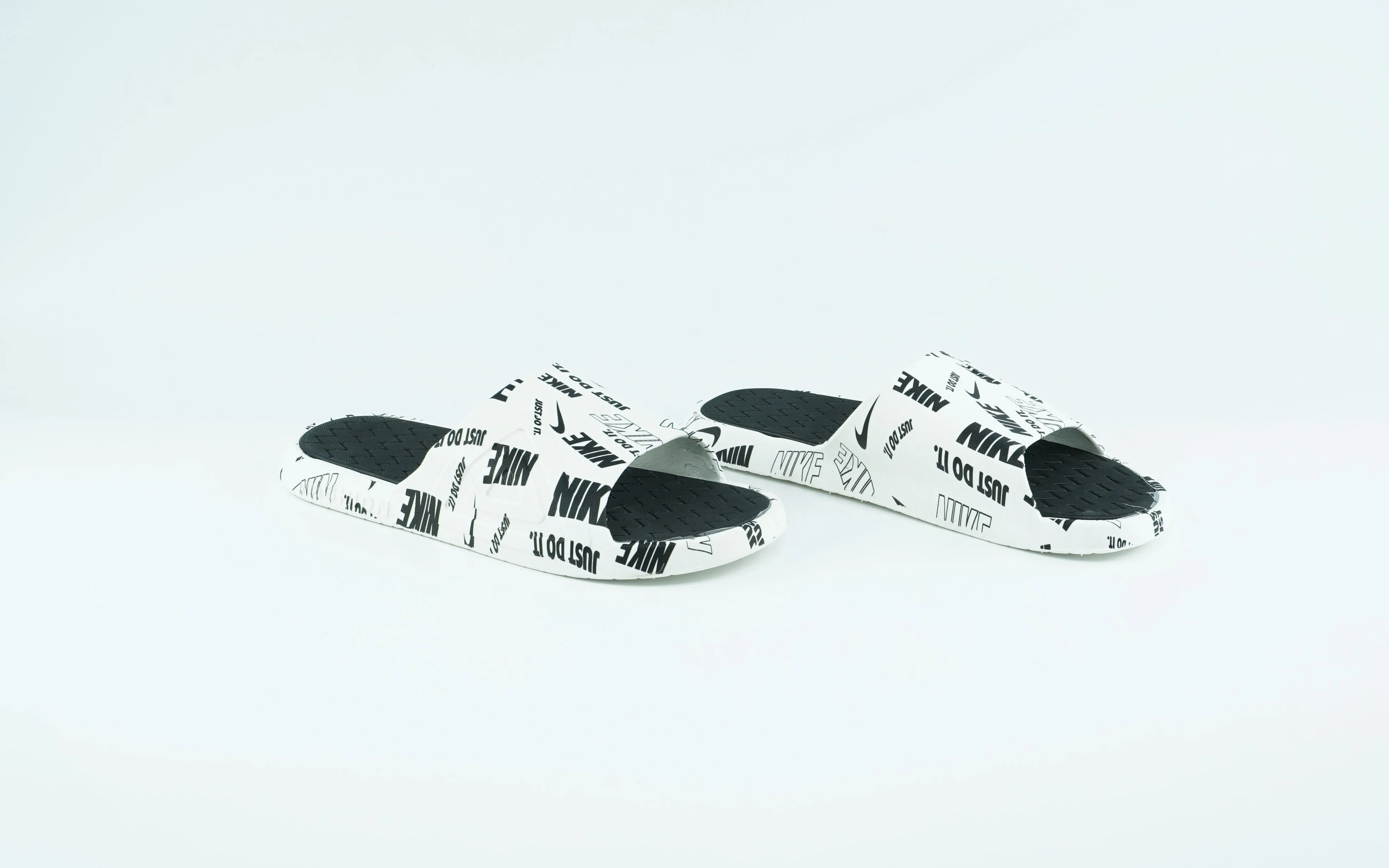Niek black and white slides for men